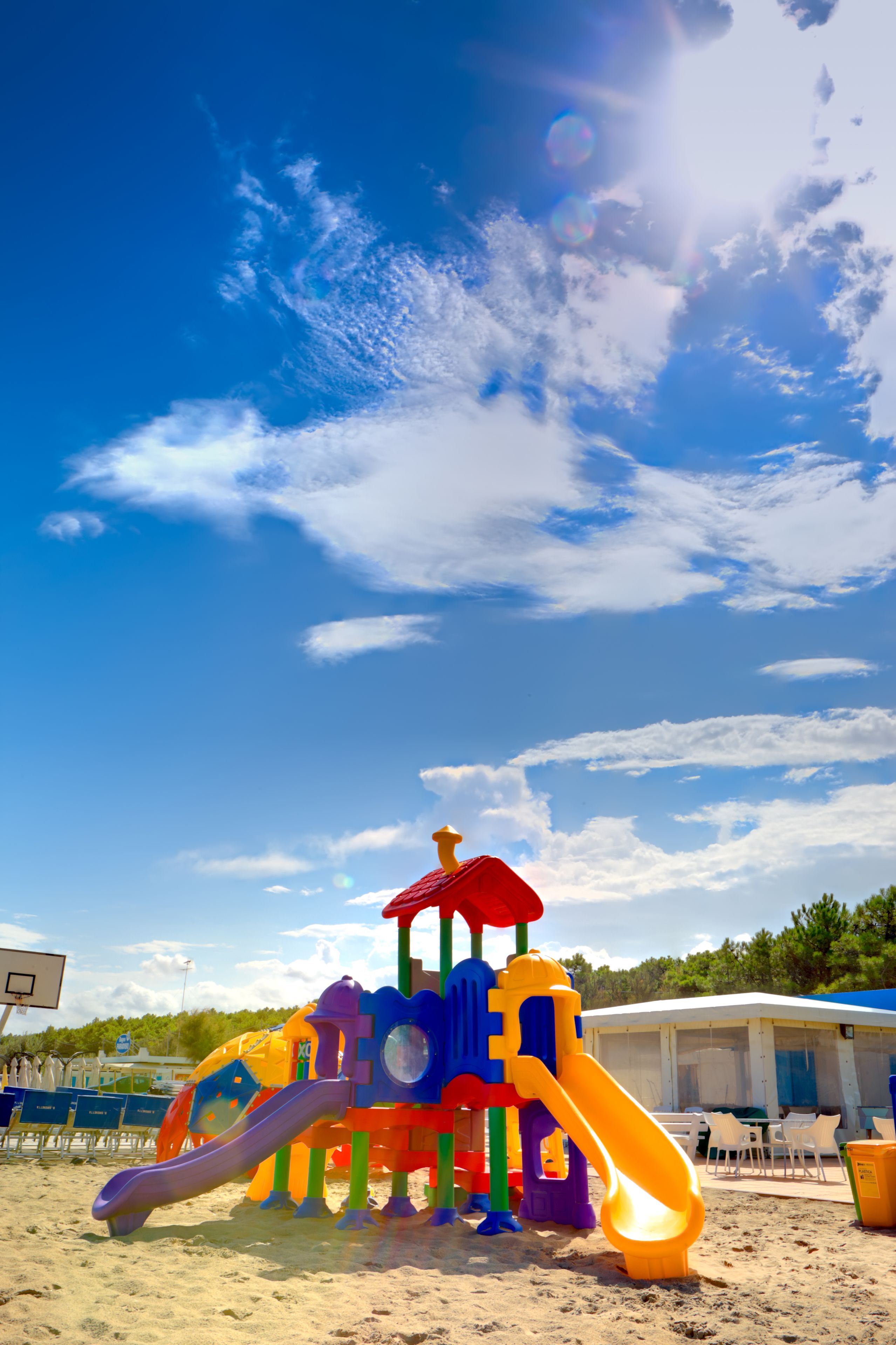 Ein bunter Spielplatz mit Rutschen und Klettergerüsten.