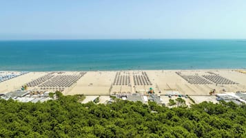 Accommodatie ligt op het strand, wit zand