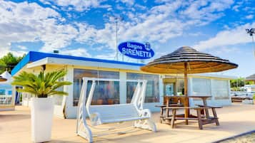 En la playa, arena blanca