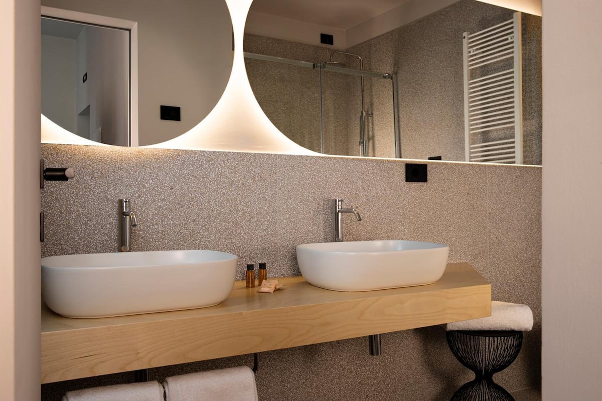 shower, free toiletries, hair dryer, bidet