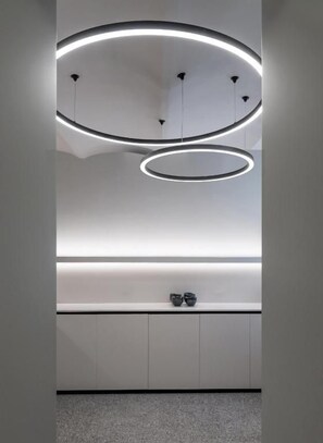 A modern interior with a recessed ceiling light fixture and a built-in shelf with shoes. - Hotel da Elide (Assisi)