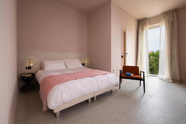 Minibar, desk, free WiFi