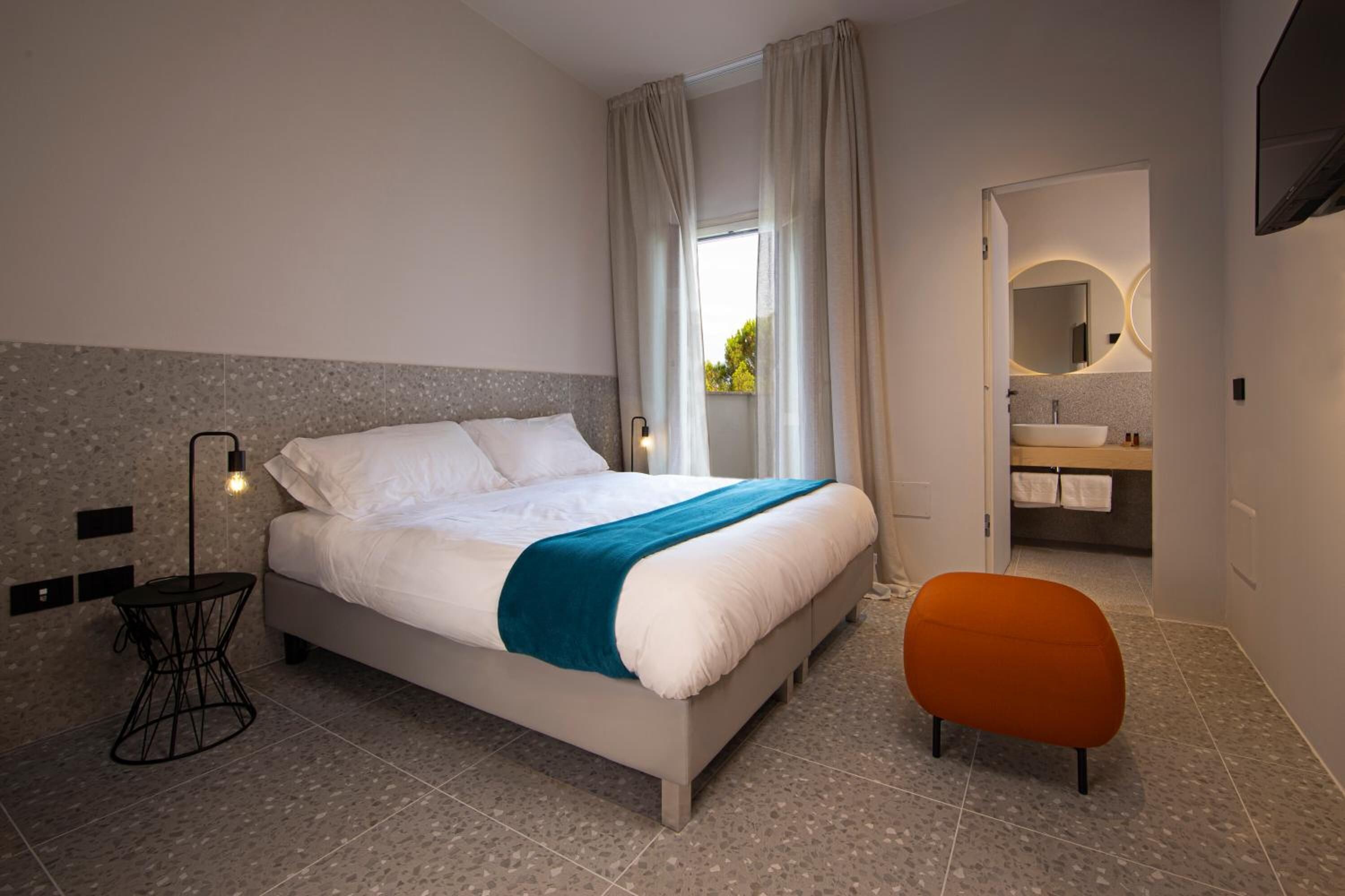 minibar, desk, free wifi