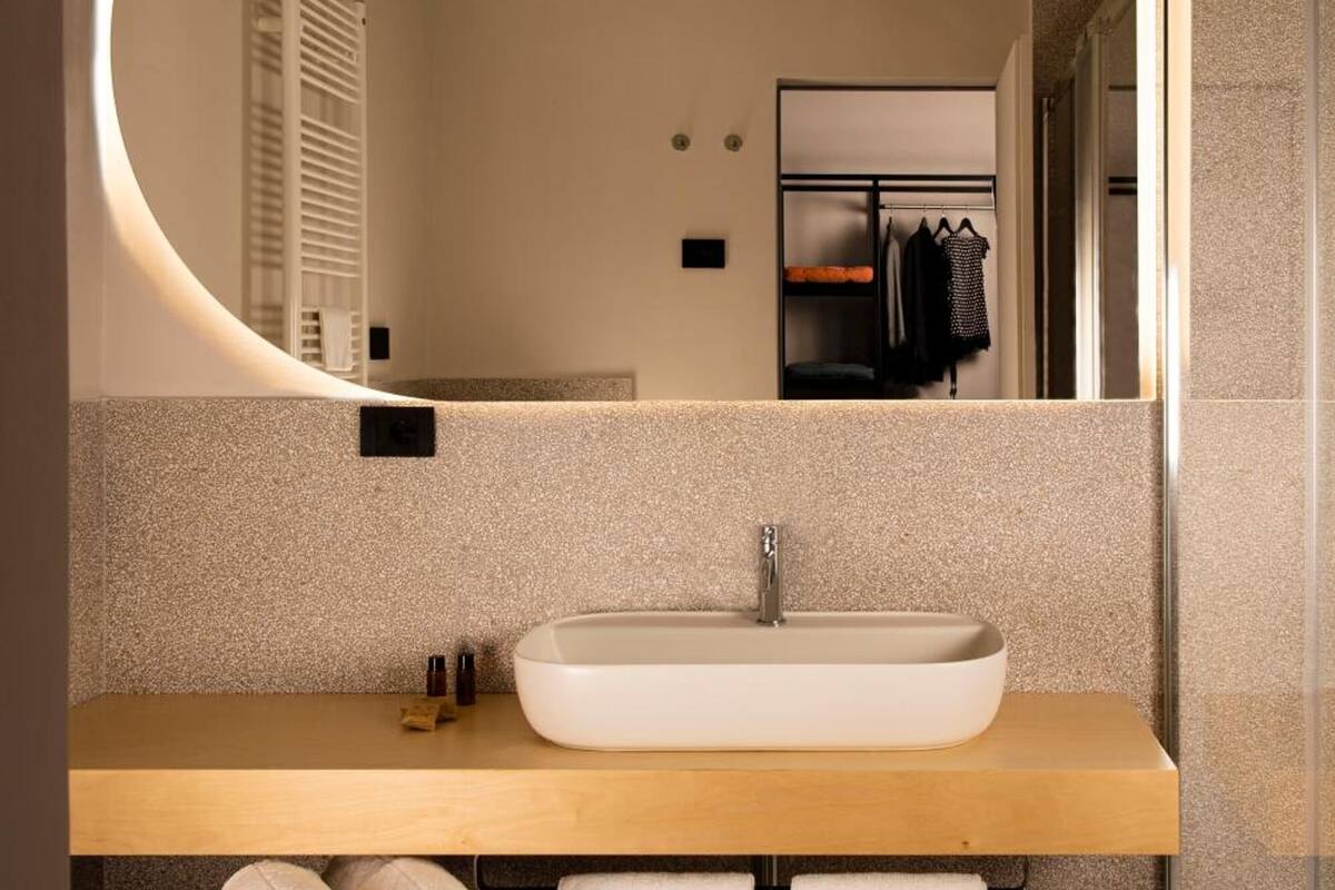 shower, free toiletries, hair dryer, bidet