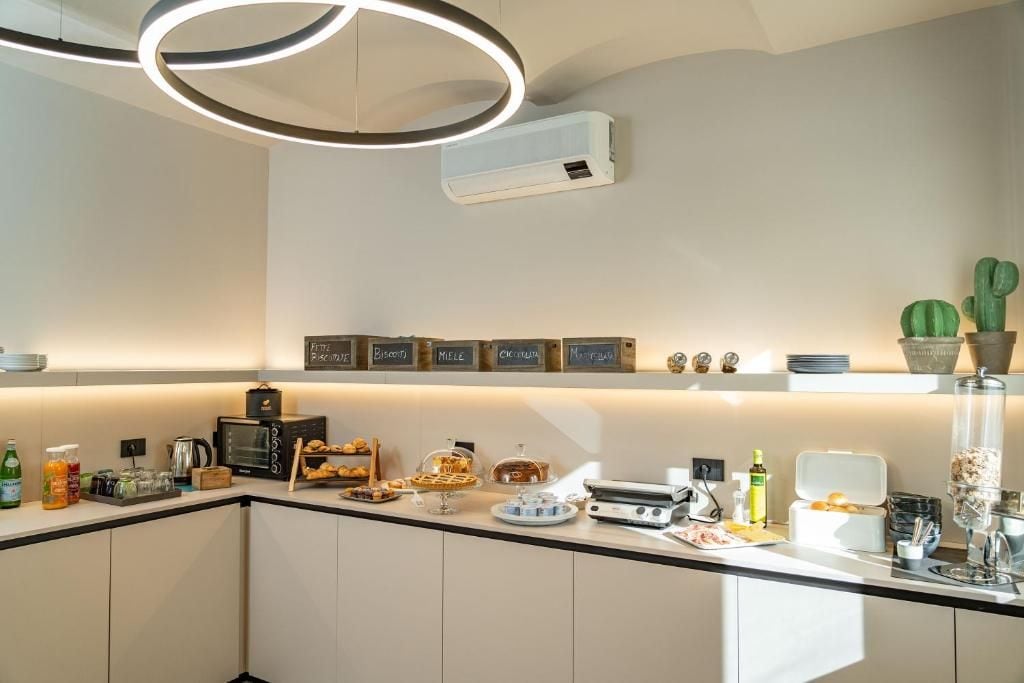 Une cuisine moderne dotée d’un îlot central, d’un four à micro-ondes encastré et d’une variété d’aliments exposés sur le plan de travail.
