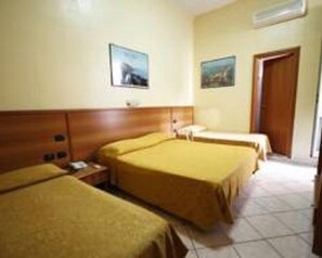 Desk, free WiFi, bed sheets - Hotel Casanova (Naples)