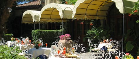 Café da manhã, almoço e jantar; culinária local, vistas para o jardim