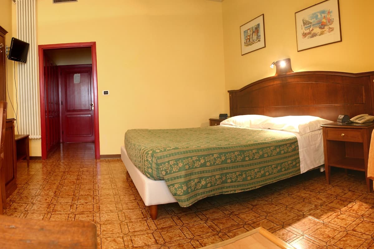 down duvets, minibar, desk, free wifi