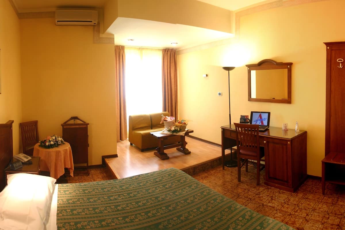 down duvets, minibar, desk, free wifi