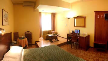 Cubrecamas, minibar, escritorio y wifi gratis