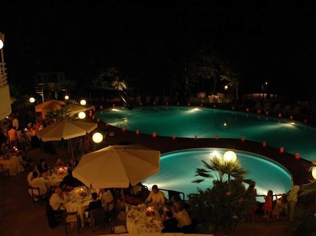 2 outdoor pools