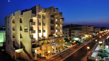 Fassade der Unterkunft – Abend/Nacht