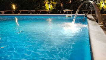 Piscina stagionale all'aperto, una piscina con cascata