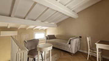 Superior Room | Living area | TV