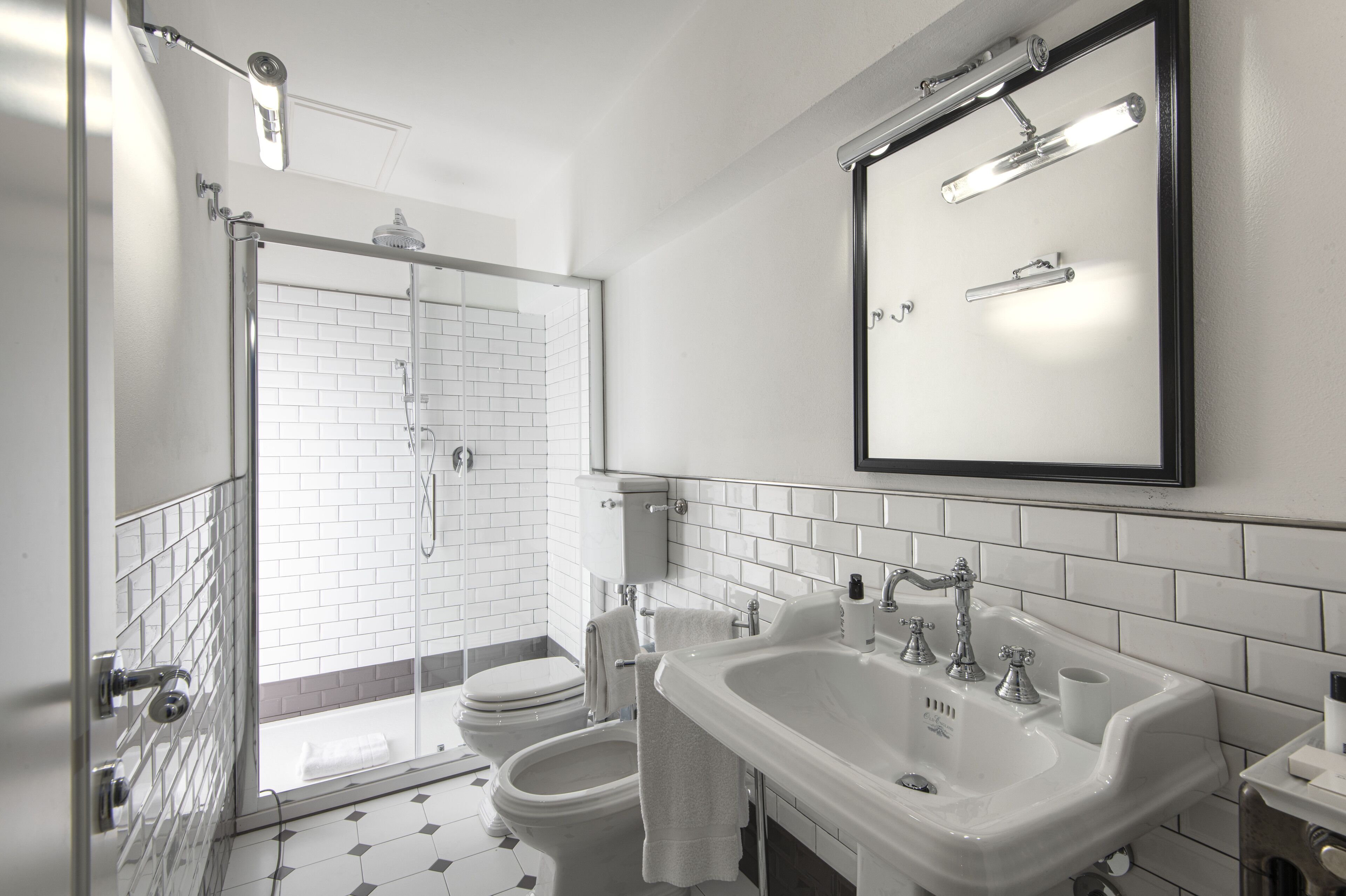 superior room | bathroom | free toiletries, hair dryer, bathrobes, slippers