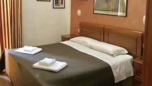 Habitación triple, baño privado | Escritorio y wifi gratis
