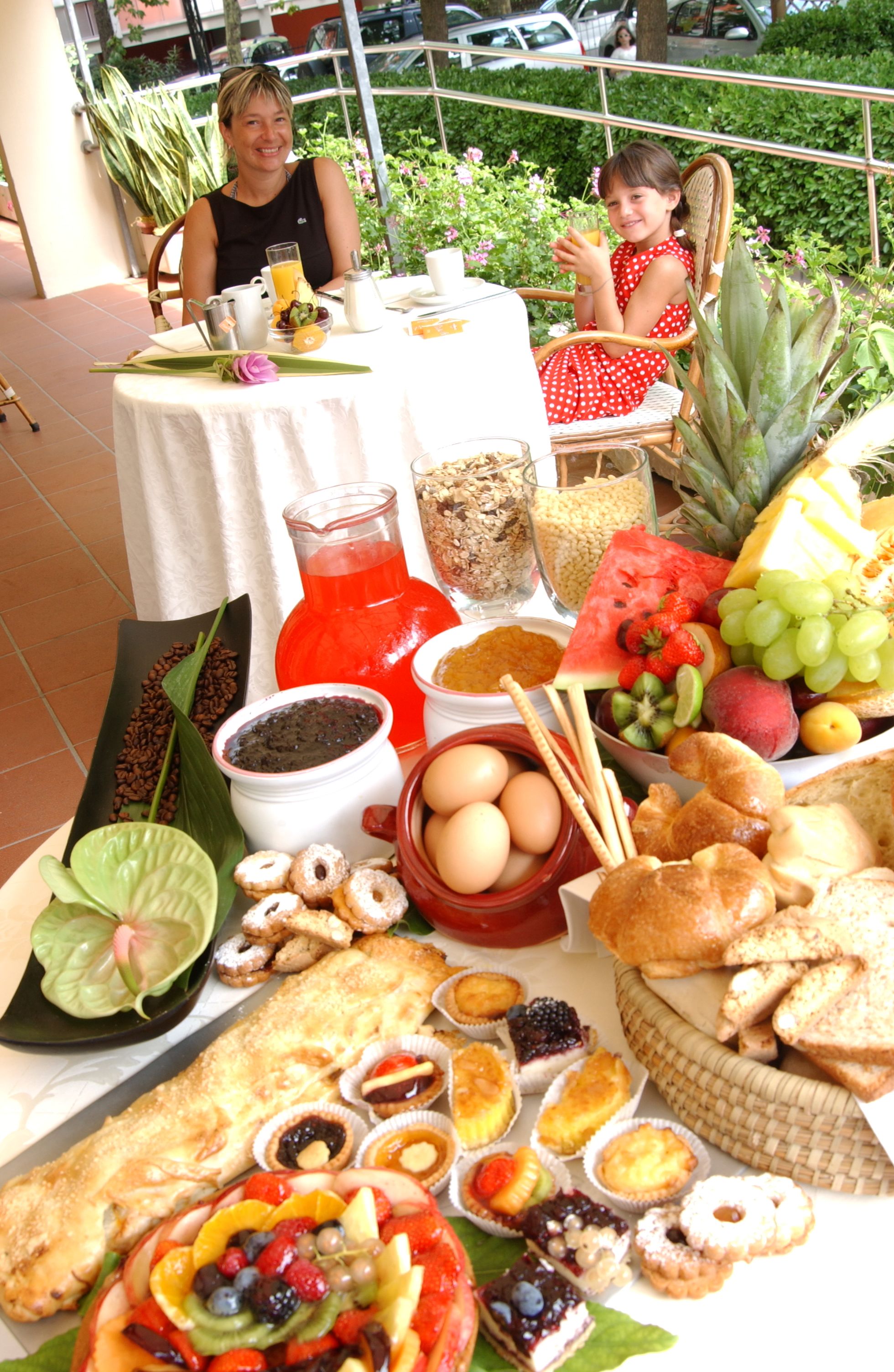 daily buffet breakfast for a fee