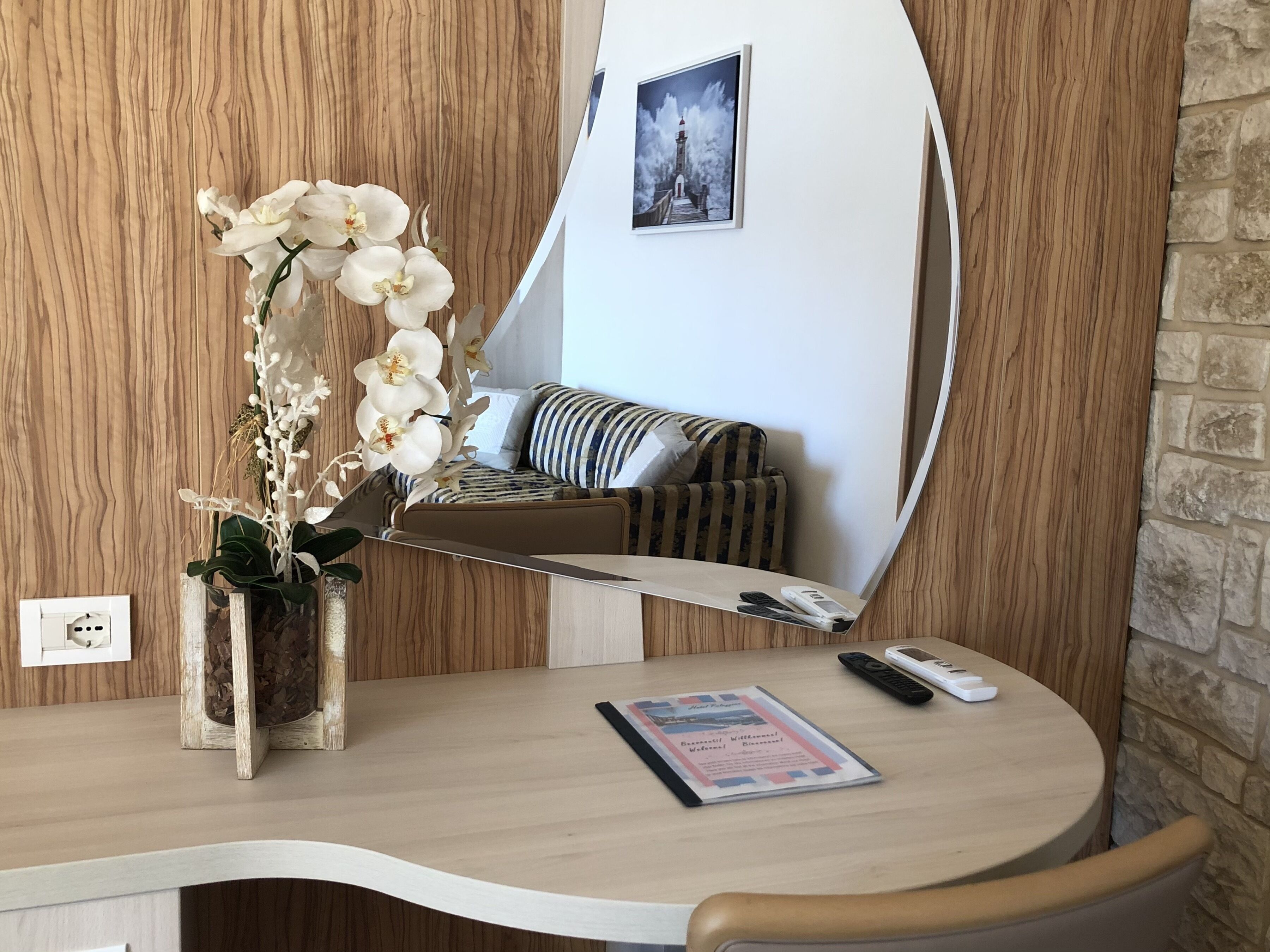 deluxe double room, lake view | in-room safe, desk, free wifi