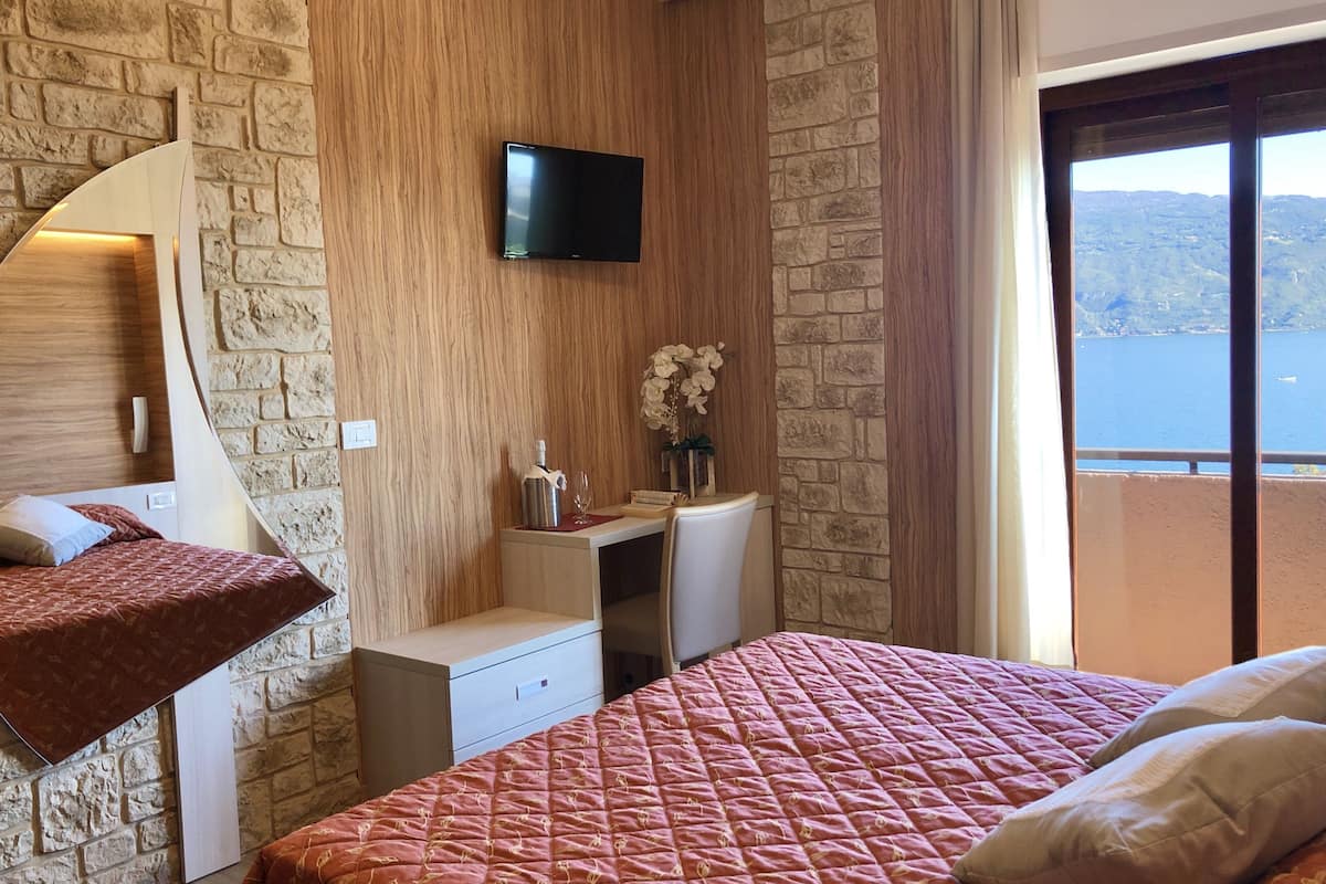 deluxe double room, lake view | in-room safe, desk, free wifi