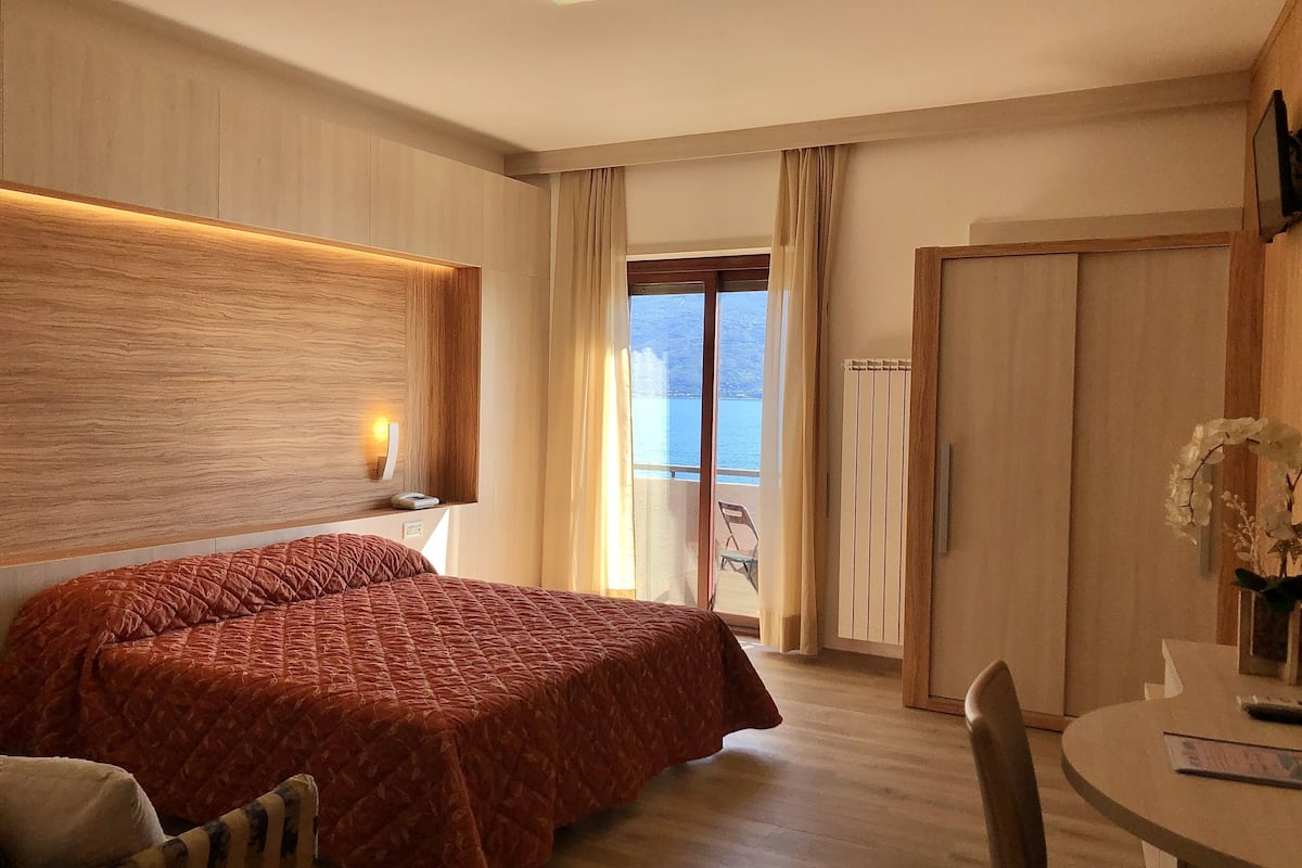 deluxe double room, lake view | in-room safe, desk, free wifi