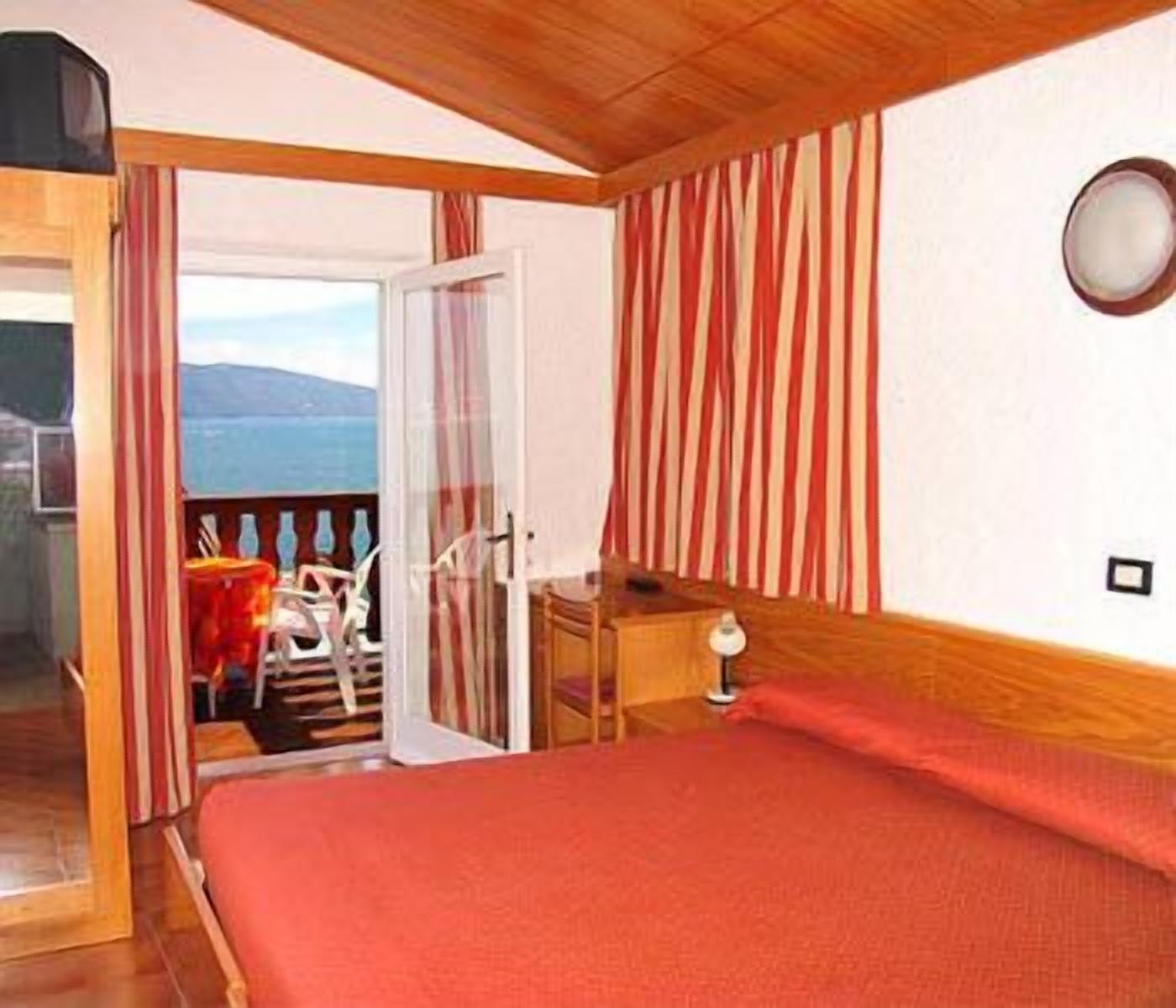 in-room safe, desk, free wifi