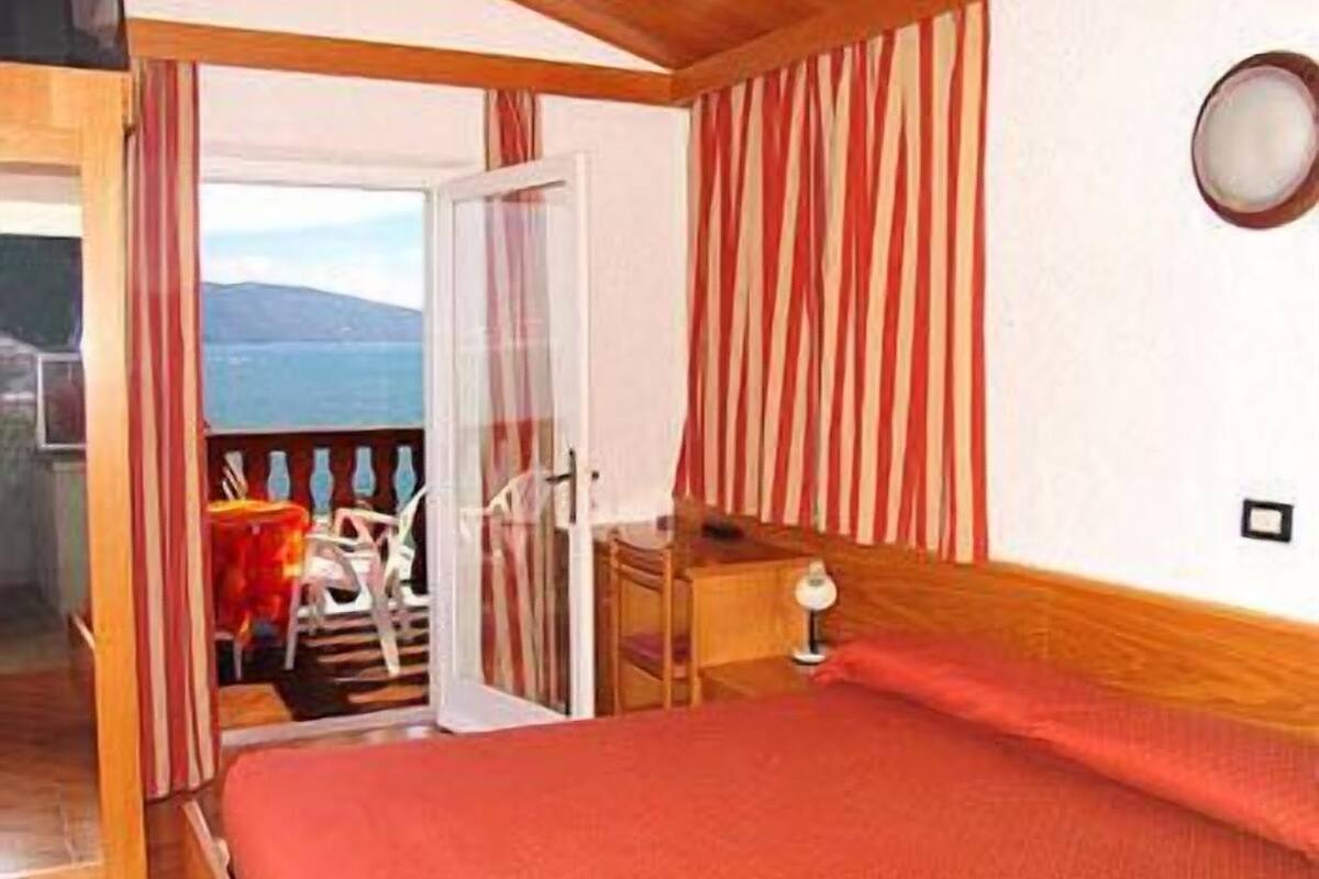 in-room safe, desk, free wifi