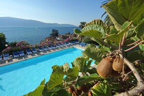 2 outdoor pools, open 7 AM to 8 PM, pool loungers - Palazzina (Gargnano)