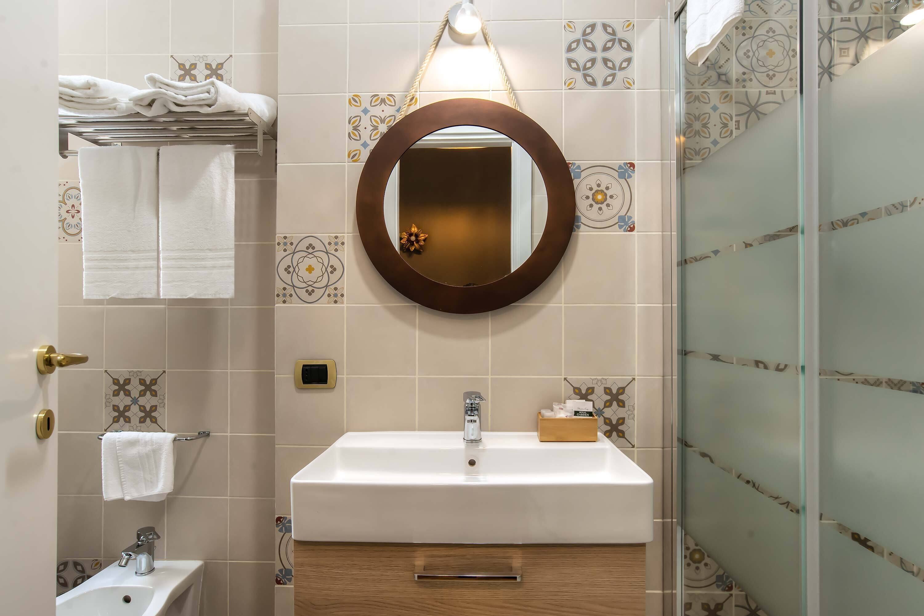 classic quadruple room | bathroom | shower, free toiletries, hair dryer, bidet