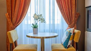 Camera Classic con letto matrimoniale o 2 letti singoli | Una cassaforte in camera, con arredamento individuale, una scrivania