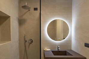 Camera Classic con letto matrimoniale o 2 letti singoli | Bagno | Doccia, set di cortesia gratuito, asciugacapelli, bidet