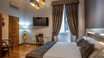 Klassieke vierpersoonskamer | Een kluis op de kamer, individueel gemeubileerd, een bureau, gratis wifi