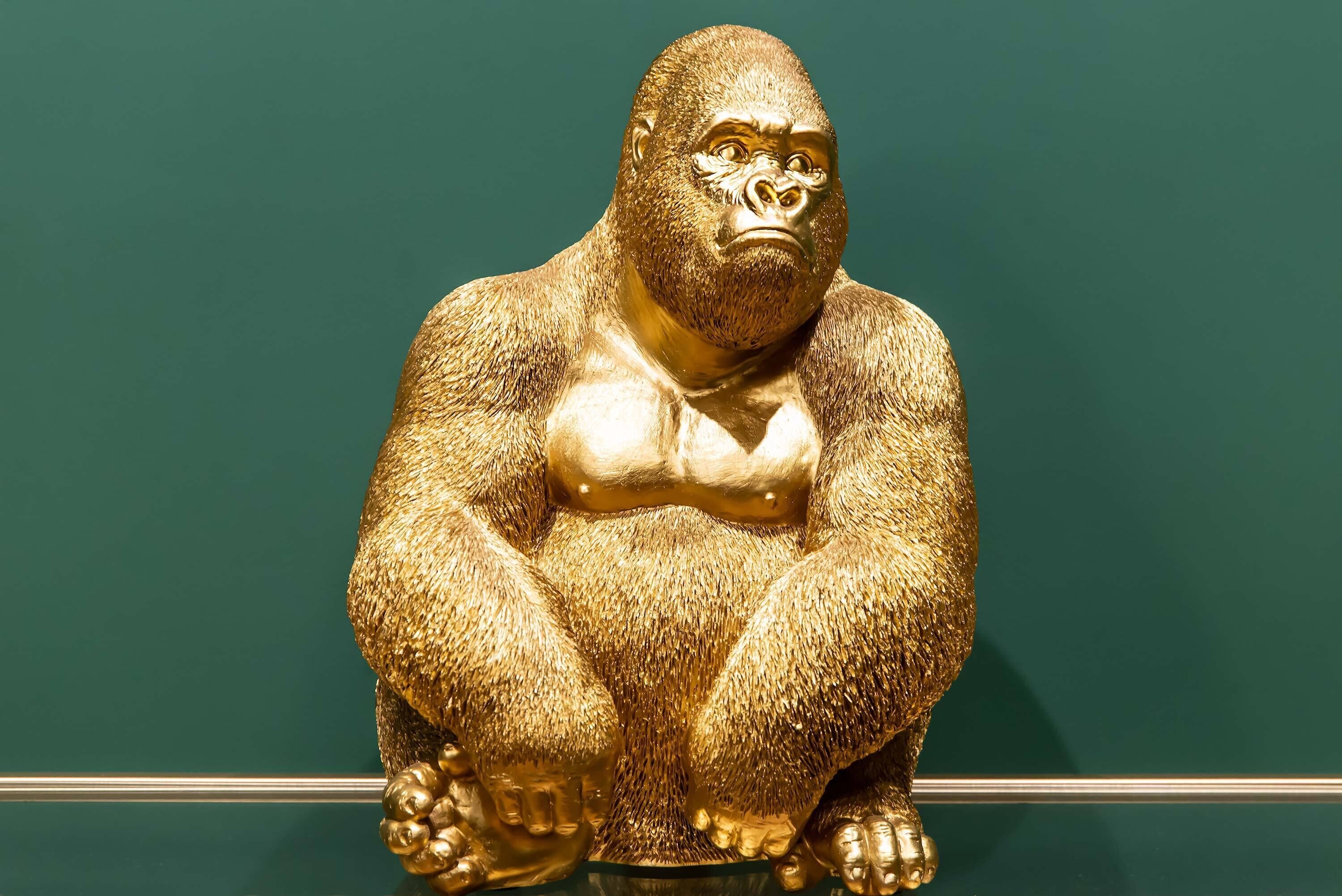 Una estàtua daurada d'un goril·la.
