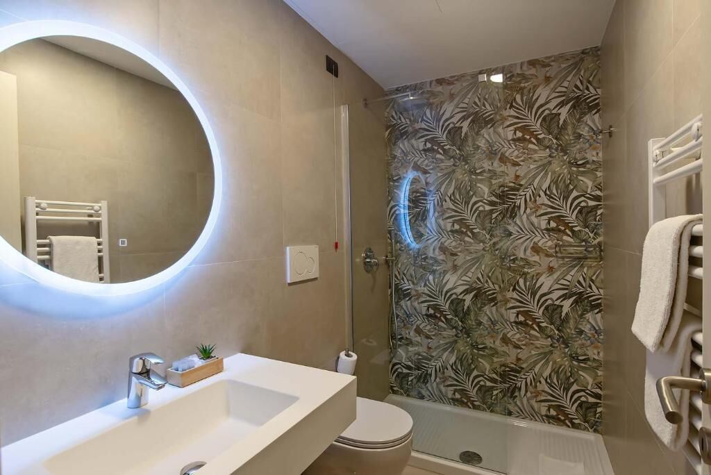 standard double room | bathroom | shower, free toiletries, hair dryer, bidet