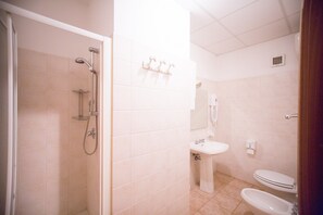 Kamar Double untuk 1 Orang | Kamar mandi | Perlengkapan mandi gratis, pengering rambut,  dan kloset