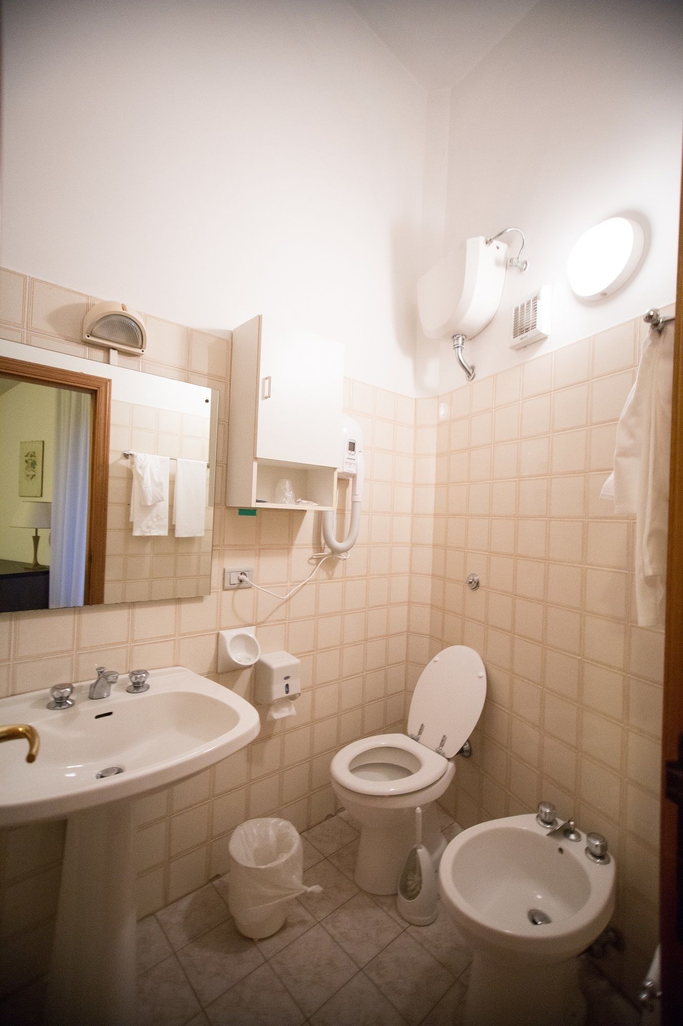 triple room | bathroom | free toiletries, hair dryer, bidet
