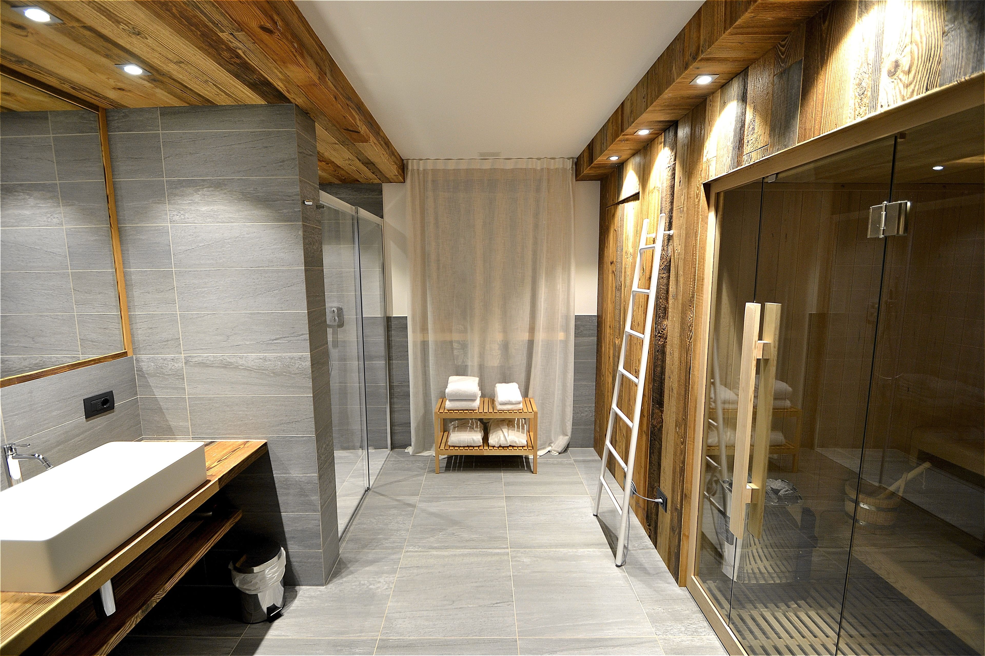 suite, annex building | bathroom | shower, free toiletries, hair dryer, towels