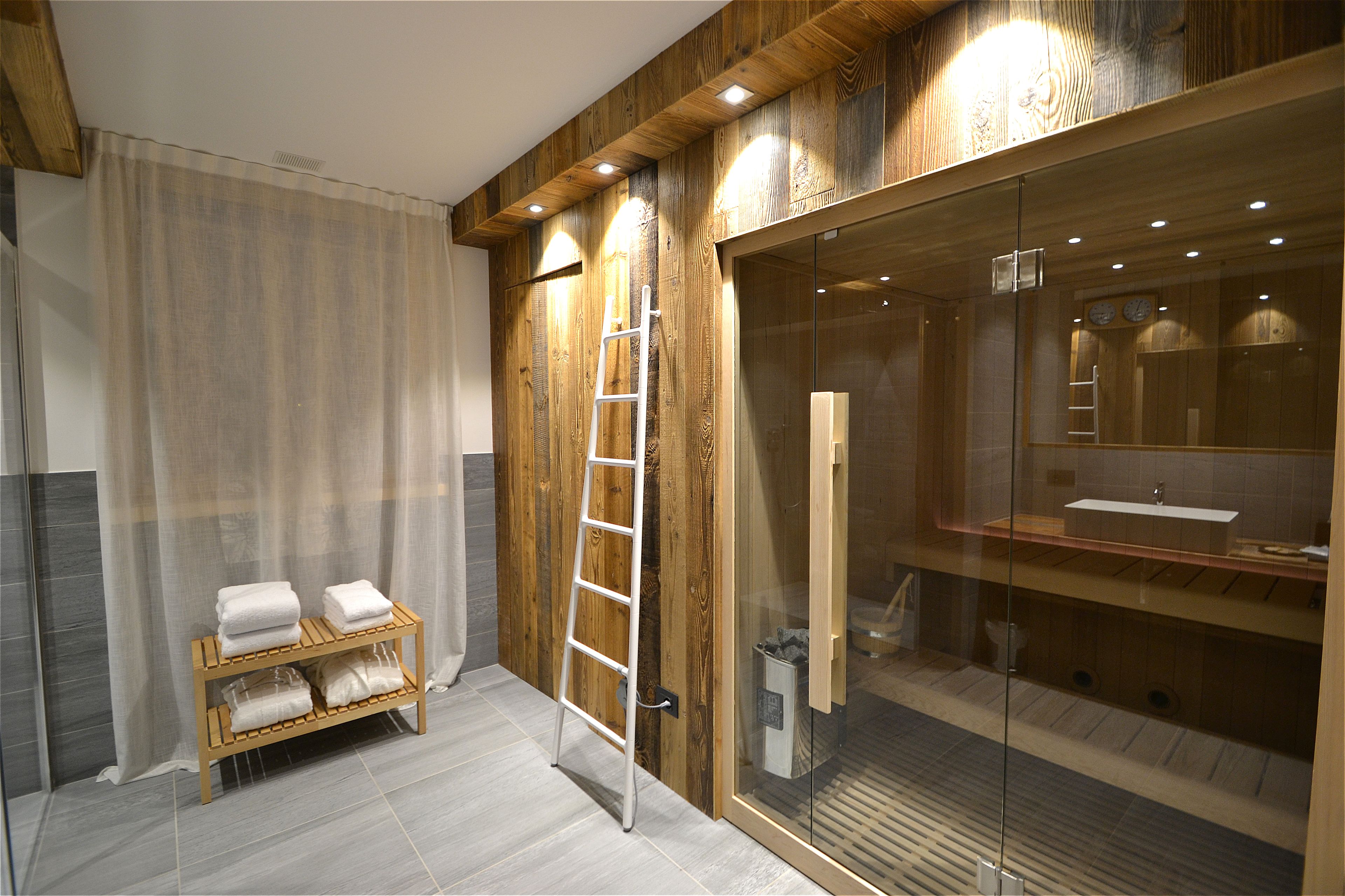 suite, annex building | bathroom | shower, free toiletries, hair dryer, towels