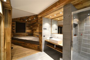 Suite, Annex | Badezimmer | Dusche, kostenlose Toilettenartikel, Haartrockner, Handtücher