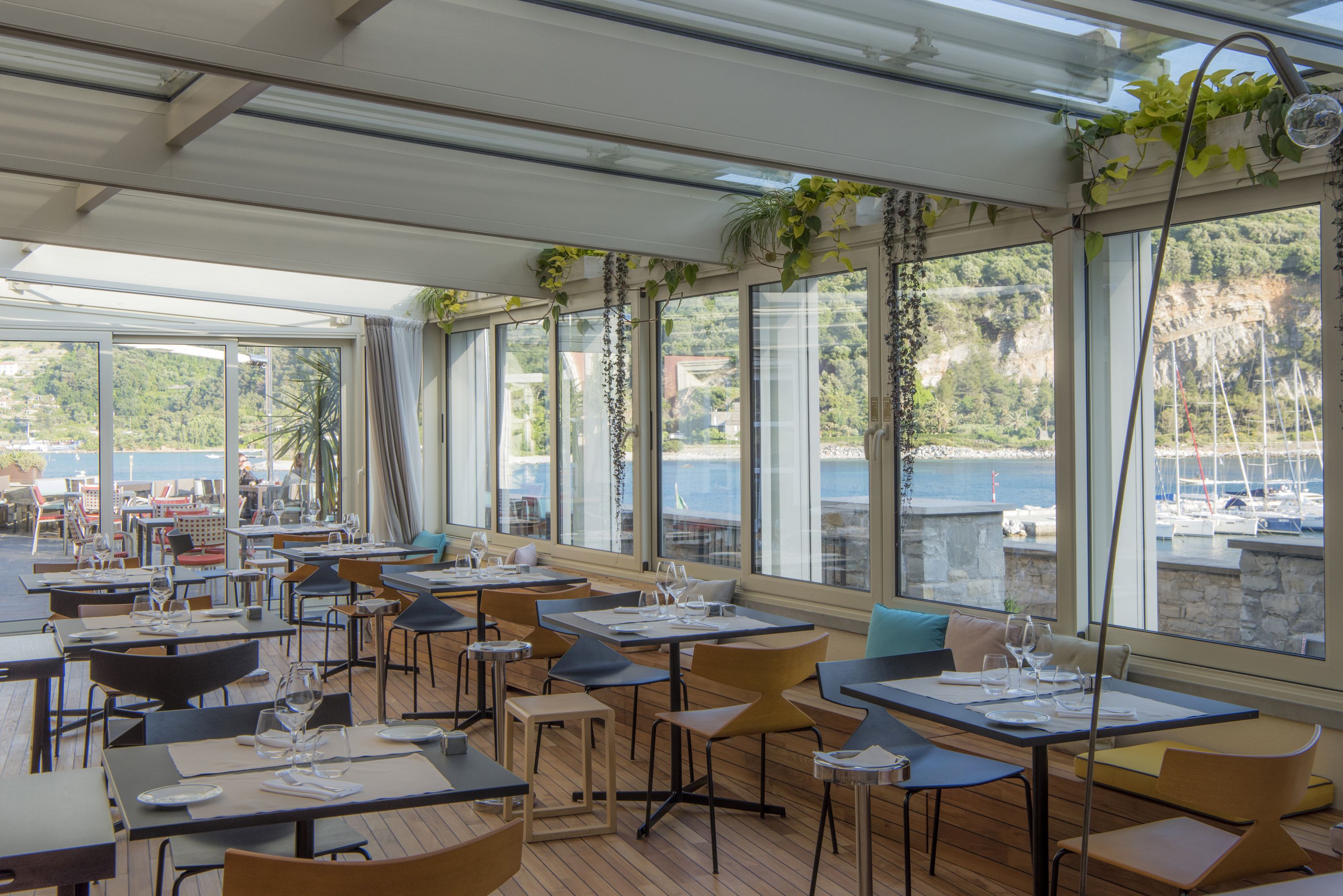 Serveert ontbijt, lunch, Mediterrane gerechten, uitzicht op de zee 