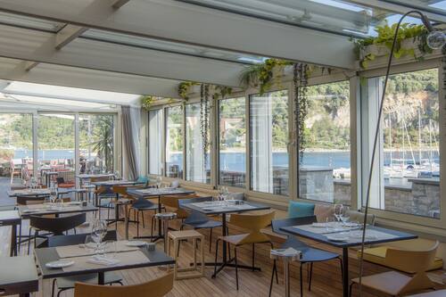 Ofereix vistes al mar i s'hi serveixen esmorzars, dinars i sopars