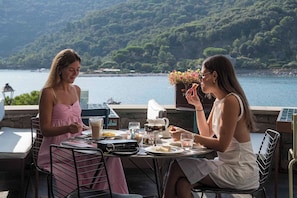 TĂ€gliches FrĂŒhstĂŒcksbuffet (20 EUR pro Person)