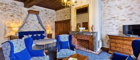 Suite, 1 Queen Bed with Sofa bed | In-room safe, free WiFi, bed sheets