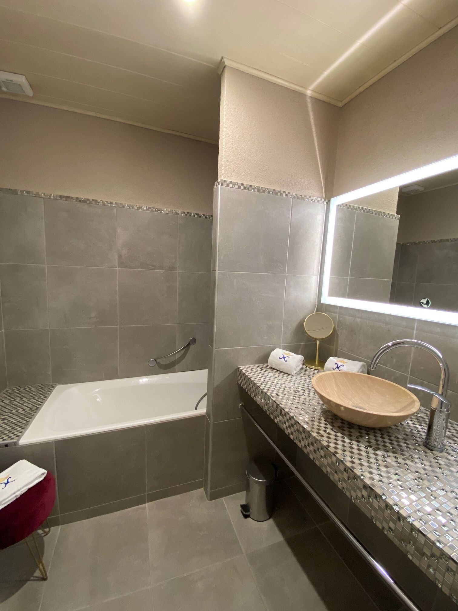 chambre charme bain  | bathroom | hair dryer, towels
