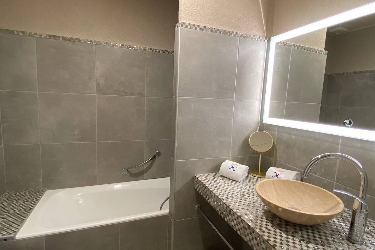 chambre charme bain  | bathroom | hair dryer, towels