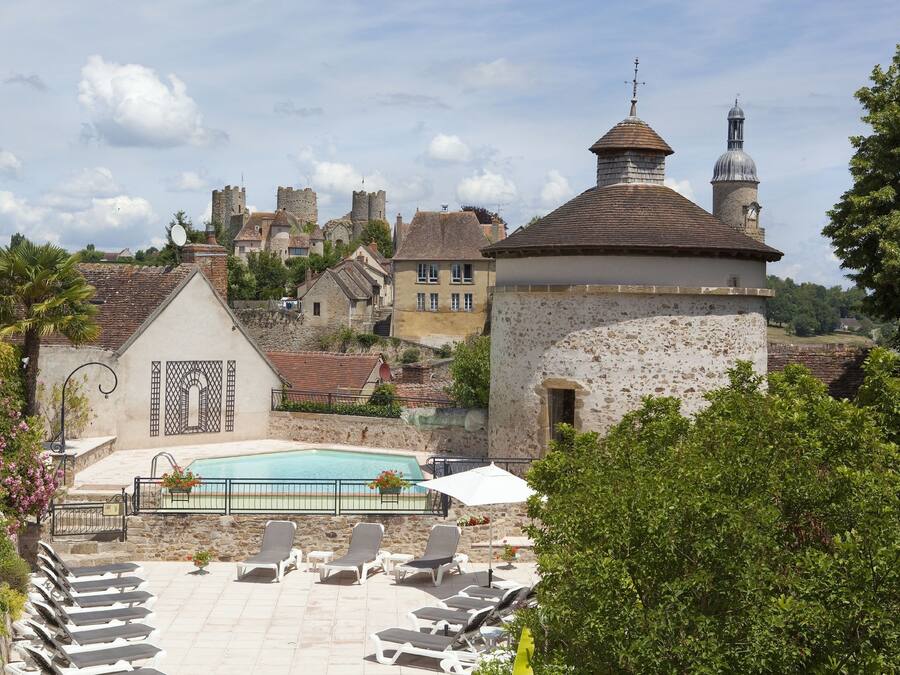 Piscina externa, funciona das 10h às 20h, guarda-sóis, espreguiçadeiras