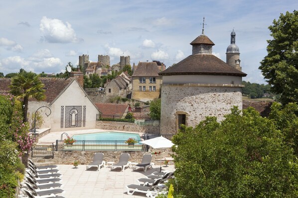 Piscine extérieure, parasols de plage, chaises longues