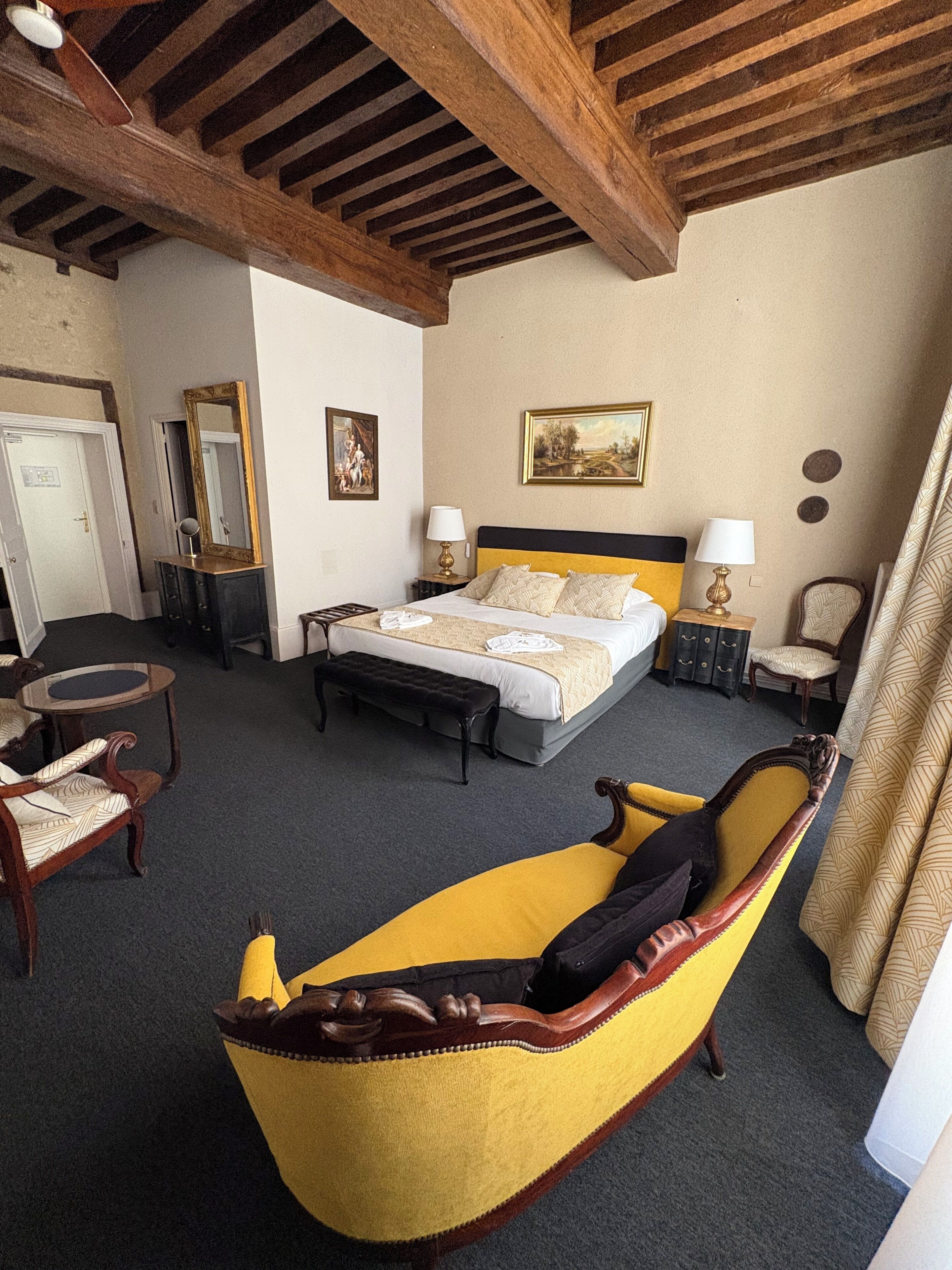 Habitación superior, 1 cama de matrimonio | Caja fuerte, wifi gratis, ropa de cama
