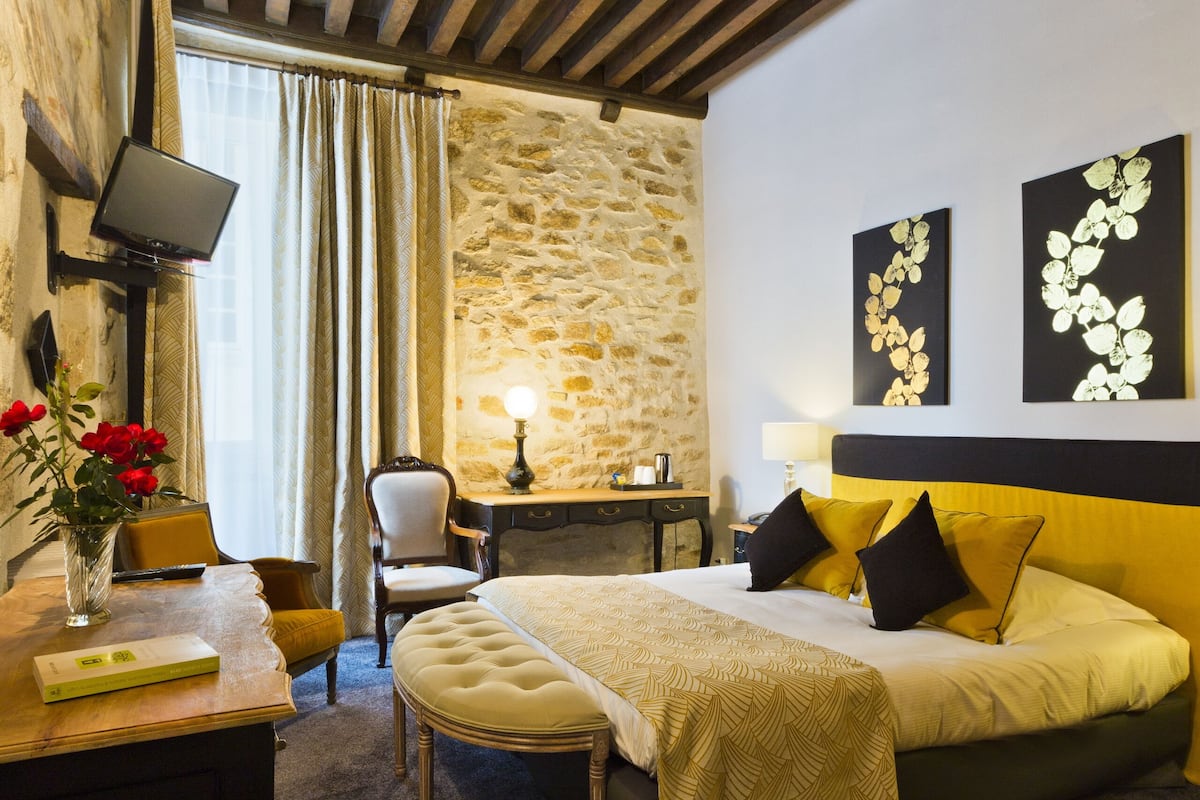 superior room | in-room safe, free wifi, bed sheets