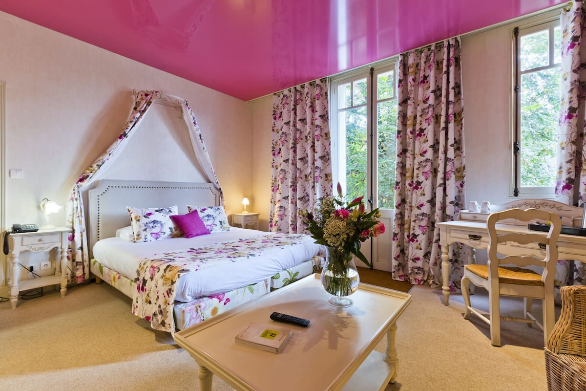 In-room safe, free WiFi, bed sheets