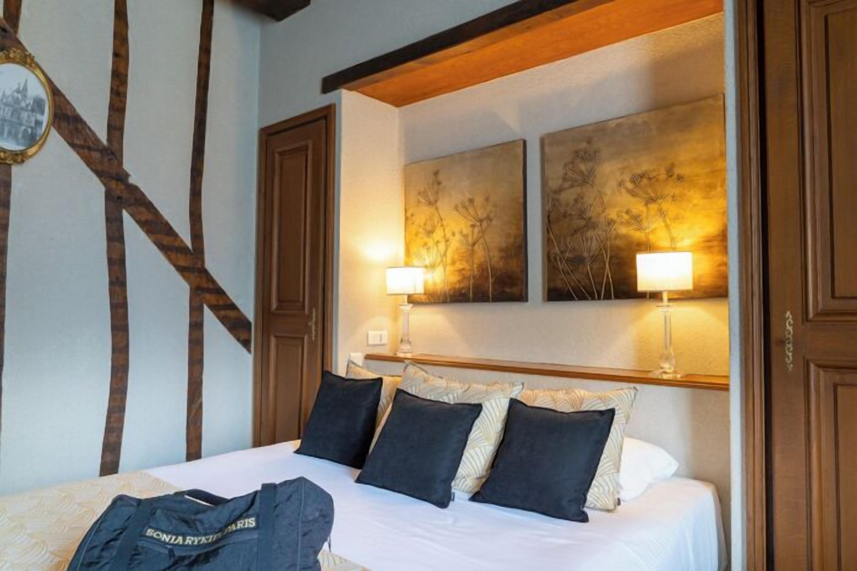 in-room safe, free wifi, bed sheets